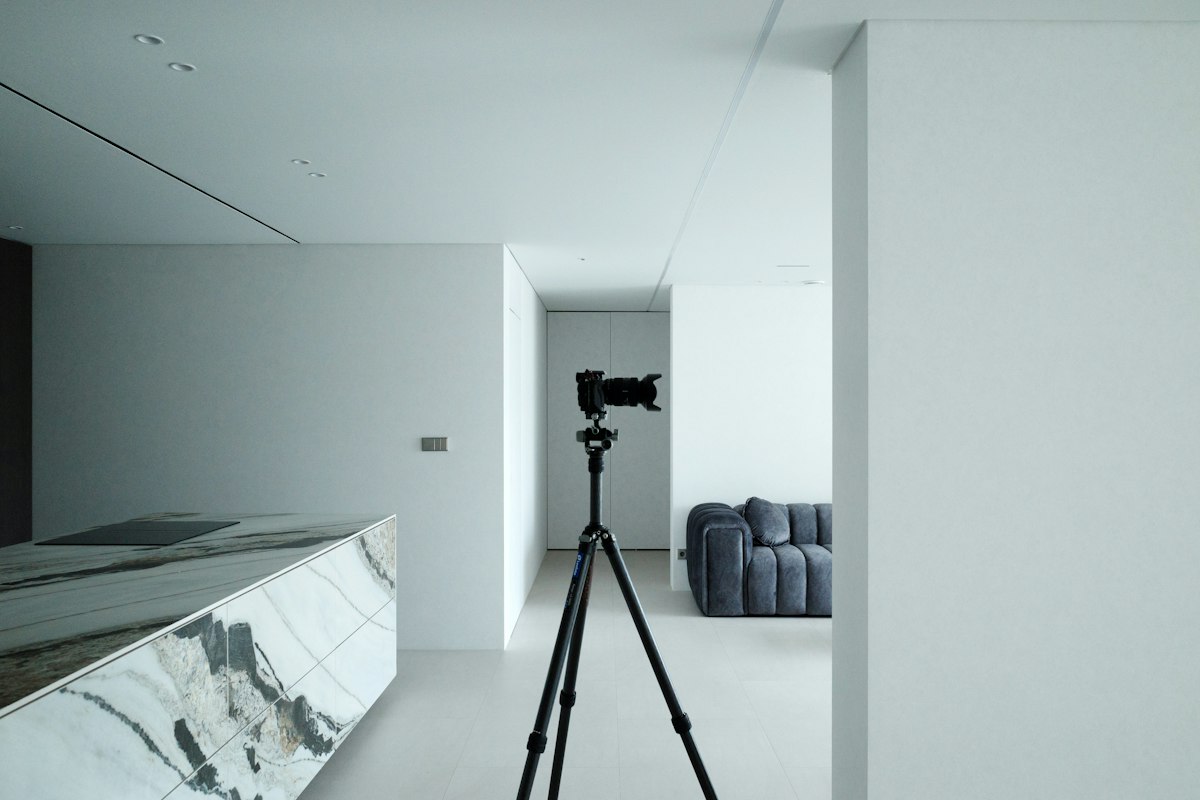 Técnico realizando el escaneo 3D de un inmueble para el CRM